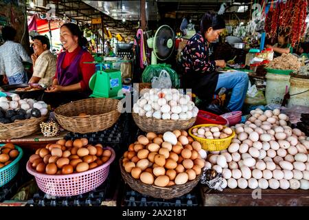 Lokale Frauen Verkaufen Eier Auf Dem Markt Von Psar Nath (Zentralmarkt), Battambang, Kambodscha. Stockfoto