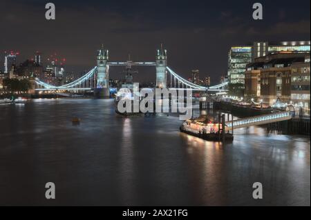 Nächtliche Langzeitaufnahmen von "Tower Bridge" und Thames River in all ihrer strahlenden Pracht. Bild aus Sicht der London Bridge aufgenommen. Stockfoto