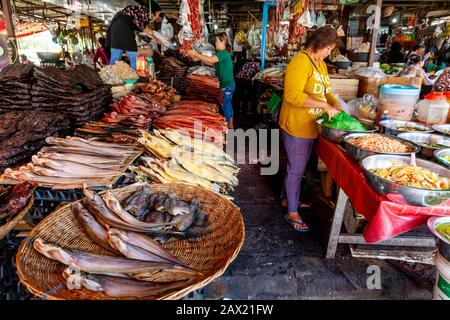 Getrockneter Fisch Zum Verkauf Auf Dem Fischmarkt Psar Nath, Battambang, Kambodscha. Stockfoto