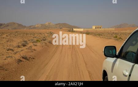 Geländewagen auf den Dünen in der Wüste Stockfoto
