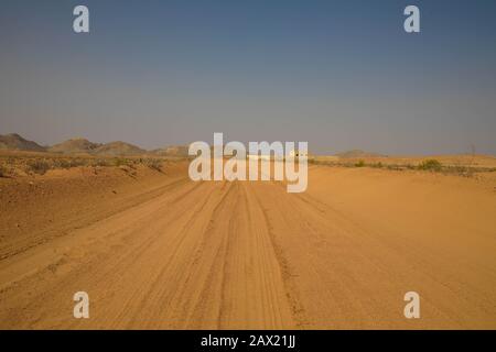 Sanddünen voll abseits der Fahrzeugbahnen Stockfoto