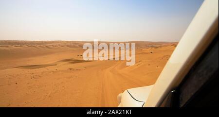 Land Cruiser auf den Dünen in der Wüste Stockfoto