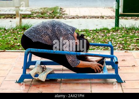 Kambodschaner Verwenden Trainingsgeräte In Der Straße, Battambang, Kambodscha. Stockfoto