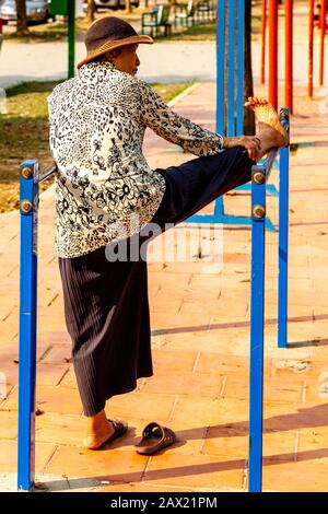 Kambodschaner Verwenden Trainingsgeräte In Der Straße, Battambang, Kambodscha. Stockfoto