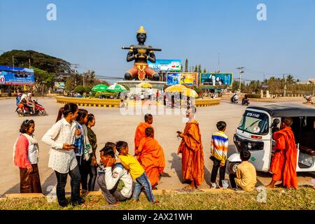 Eine Gruppe Von Monks In der Ta Dumbong Kro Aung Statue, Battambang, Kambodscha. Stockfoto