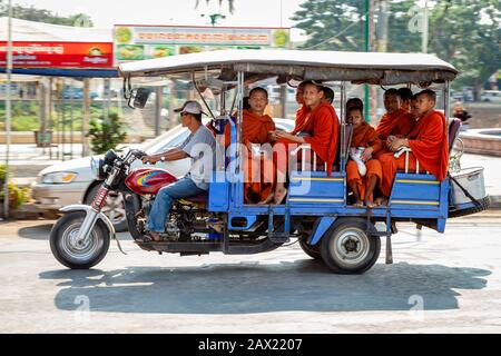 Eine Gruppe Von Buddhistischen Anfängermönchen, Die In EINEM Fahrzeug unterwegs sind, Battambang, Kambodscha. Stockfoto