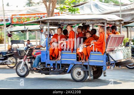 Eine Gruppe Von Buddhistischen Anfängermönchen, Die In EINEM Fahrzeug unterwegs sind, Battambang, Kambodscha. Stockfoto