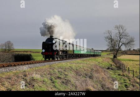 30925 passiert Bishop's Sutton auf der Mid Hants Railway. Stockfoto