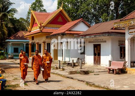 Novizenmönche Im Wat Kor Tempel, Battambang, Kambodscha. Stockfoto