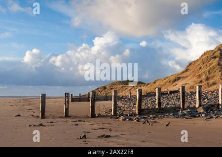 Crow Point Beach ist ein großer Strand. Er schließt sich an die braunton Burrows Sanddünen im Norden von devon an und hat alte Groynes entlang des Strandes Stockfoto