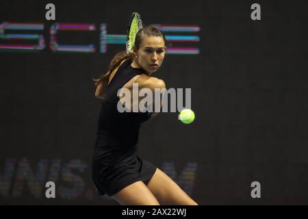 Vitalia Diachenko aus Russland spielt beim Tennisturnier der St. Petersburg Ladies Trophäe 2020 in der Sibur Arena gegen Maria Sakkari (nicht gesehen) aus Griechenland. Stockfoto