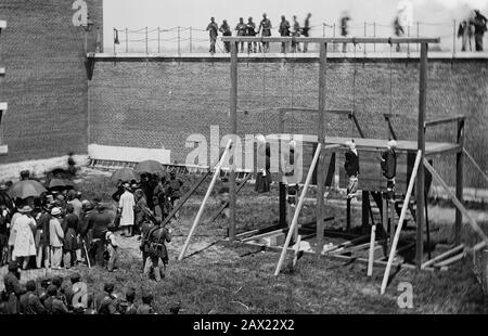 1865, 7. juli, Navy Yard, WASHINGTON, D.C., USA: Die vier Verurteilten, Frau Mary Surratt (* um 1820; † 1865), Lewis Powell im Alter von 21 Jahren ( alias Lewis Payne oder Paine , 1844 - 1865 ), David E. Herold und George A. Atzerodt, der Tag des Aufhängens . Mary Surratt wird die erste Frau, die von der US-Bundesregierung hingerichtet wurde. Der Präsident der Vereinigten Staaten, ABRAHAM LINCOLN (* 1809; † 1865), starb am 15. April 1865 . Foto von Alexander GARDNER (* um 181-1882 in London). - Presidente della Repubblica - Stati Uniti - USA - Abramo - Assassinio - Mörder - Assassinio - Omicidio - Omicide - attentato - Stockfoto