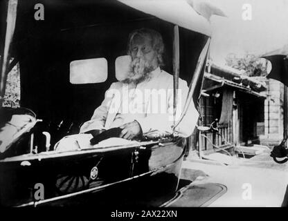 1914 Ca: Der gefeierte indische Dichter und Schriftsteller Rabindranath TAGORE ( Kalkutta 1861 - 1941 ) in TOKIO, JAPAN Ausgezeichnet mit dem Nobelpreis für Literatur im Jahr 1913 - LETTERATO - SCRITTORE - LETTERATURA - Literatur - POESIEN - POESIE - POETA - Porträt - Ritratto - PREMIO NOBEL LETTERATURA Alter Mann - uomo anziano vecchio - Bär - Barba - Auto - Auto - Auto - Auto ------ Archivio GBB Stockfoto