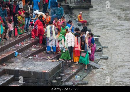 Unidentifizierte indische Menschen bei einer Hindubestattung im Pashupatinath-Tempel, einem Hindu-Tempel am Ufer des Bagmati-Flusses. Kathmandu, Nepal Stockfoto