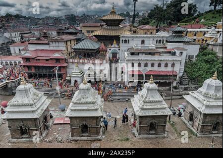 Kremationszeremonie entlang des heiligen Flusses Bagmatit am Hindutempel von Pashupatinath und den brennenden Ghats in Kathmandu Nepal - UNESCO. Stockfoto