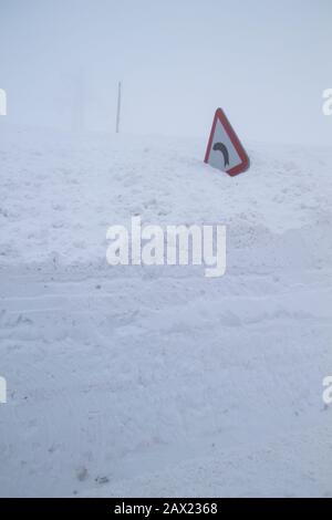 Verkehrszeichen im Schnee vergraben Stockfoto