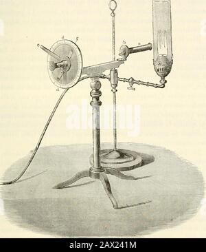 Traité d'Analyse chimique appliquée à la physiologie et à la pathologe; Guide pratique pour les Recherche cliniques . renversée de la flamme etsituée au Centre du champ. Cette ligne noire indique la positionscroisée des niçois. Quand laiguille occupe une Position différentede le 0 être, la ligne noire nest plus au milieu du champou peut ne plus   visible. après cette détermination du zéro de lappareil, on dispose le tuberempli de liquide entre lanalyeur et le polarizeur, sur un suppectrosé, et lon fait une nouvelle Observation. Dans le cas où laligne noire se trouve encore dan Stockfoto