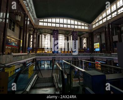 Innenansicht des Hauptfoyers des Pekinger Bahnhofs am frühen Morgen, Peking, China, Asien Stockfoto