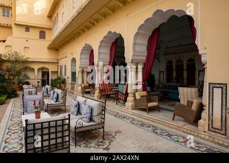 Indien, Rajasthan, Jaipur, Gangapole, Samode Haveli Hotel, im Stadthaus der königlichen Familie Samode, Wohnbereich im Innenhof Stockfoto