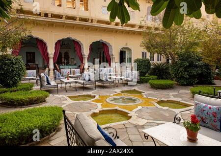 Indien, Rajasthan, Jaipur, Gangapole, Samode Haveli Hotel, im Stadthaus der königlichen Familie Samode, Wohnbereich im Innenhof Stockfoto