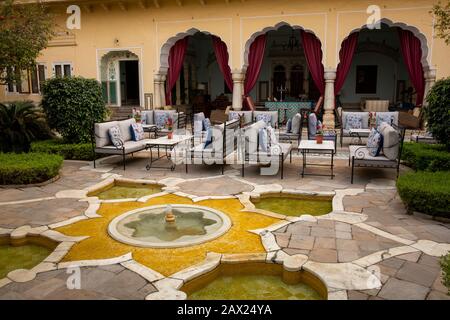 Indien, Rajasthan, Jaipur, Gangapole, Samode Haveli Hotel, im Stadthaus der königlichen Familie Samode, Wohnbereich im Innenhof unter Wasser Stockfoto