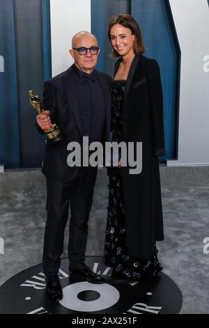 Bernie Taupin und Heather Lynn Hodgins Kidd spazieren auf dem roten Teppich auf der Vanity Fair Oscar Party 2020, die von Radhika Jones veranstaltet wird, die am 9. Februar 2020 im Wallis Annenberg Center for the Performing Arts in Beverly Hills veranstaltet wird. (Foto von JC Olivera/Sipa USA) Stockfoto