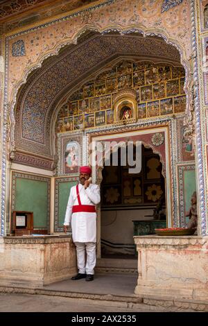 Indien, Rajasthan, Jaipur, Gangapole, Samode Haveli Hotel, im Stadthaus der königlichen Familie Samode, uniformierter Kommissar vor dem Eingang Stockfoto