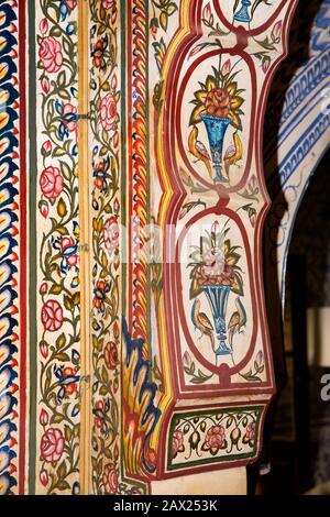 Indien, Rajasthan, Jaipur, Gangapole, Samode Haveli Hotel, im Stadthaus der königlichen Familie Samode, kunstvoll dekorierter ehemaliger Speisesaal, bemalte Wand det Stockfoto