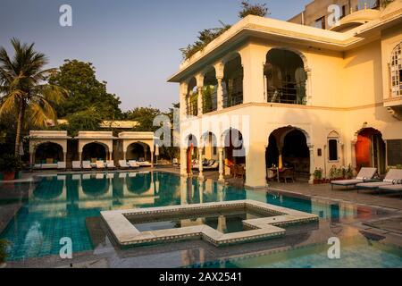 Indien, Rajasthan, Jaipur, Gangapole, Samode Haveli Hotel, im Stadthaus der königlichen Familie Samode, Schwimmbad Stockfoto