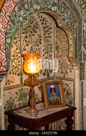 Indien, Rajasthan, Jaipur, Gangapole, Samode Haveli Hotel, im Stadthaus der königlichen Familie Samode, Lampe in kunstvoll dekoriertem ehemaligen Speisesaal Stockfoto