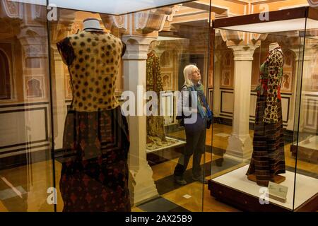 Indien, Rajasthan, Jaipur, Amber, Anokhi Museum of Hand Printing, Besucher in der Galerie, die Kleidung mit traditionellem ajrakh Block bedrucktem Text zeigt Stockfoto