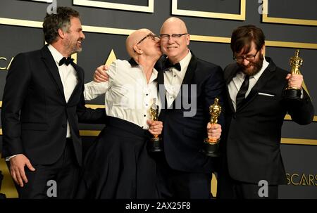 Steven Bognar, Julia Reichert und Jeff Reichert (von links nach rechts) akzeptieren den von Mark Ruffalo (links) im Presseraum bei der 92. Oscarverleihung im Dolby Theatre in Hollywood, Los Angeles, USA überreichten Oscar für die Dokumentation der American Factory. Stockfoto