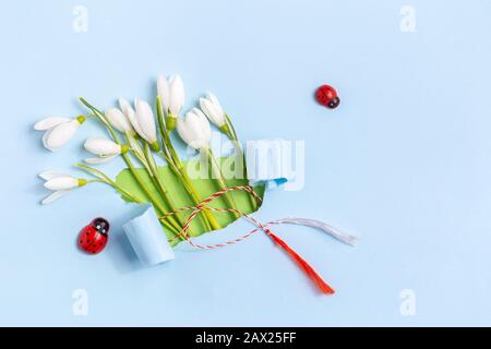 Frühlings-Grußkarte aus zerrissenem Papier mit Schneetropfen (Galanthus nivalis) blüht über. Frühling, 8. März, Martisor, Baba Marta Urlaubskonzept. Plac Stockfoto