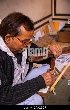 Indien, Rajasthan, Jaipur, Amber, Anokhi Museum of Hand Printing, Handwerker Carving ajrakh Holzdruckblock mit traditioneller Bogenbohrmaschine Stockfoto