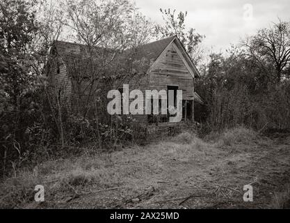 1970 Ca, Okemah Umgebung, Okfuskee County, OK, USA: Die Geburtsruinen von Woody Guthrie im Jahr 1979. Der gefeierte amerikanische Country-Sänger WOODY GUTHRIE (geboren Woodrow Wilson Guthrie, 1912 - 1967 ) ist am bekanntesten als US-amerikanischer Singer-Songwriter und Folkmusiker, dessen musikalisches Erbe Hunderte von politischen, traditionellen und Kinderliedern, Balladen und improvisierten Werken umfasst. Sein bekanntestes Lied ist wahrscheinlich "Dieses Land Ist Dein Land". Foto von Walter Smalling für USA Government, Washington - CHITARRA - Chitarrrista - Gitarrist - GITARRE - MUSIK - ROCK - MUSICA LEGGERA - Porträt - RI Stockfoto