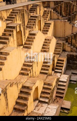 Indien, Rajasthan, Jaipur, Amber, Panna Meena Ka Kund, C, 16 Baori, Schritt gut, geometrische symmetrische Schritte Stockfoto