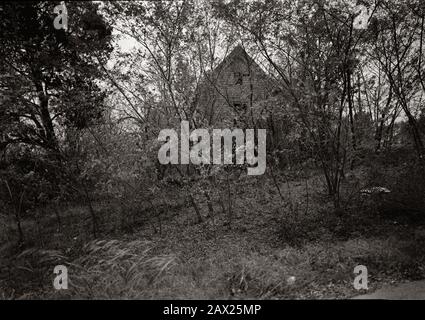 1970 Ca, Okemah Umgebung, Okfuskee County, OK, USA: Die Geburtsruinen von Woody Guthrie im Jahr 1979. Der gefeierte amerikanische Country-Sänger WOODY GUTHRIE (geboren Woodrow Wilson Guthrie, 1912 - 1967 ) ist am bekanntesten als US-amerikanischer Singer-Songwriter und Folkmusiker, dessen musikalisches Erbe Hunderte von politischen, traditionellen und Kinderliedern, Balladen und improvisierten Werken umfasst. Sein bekanntestes Lied ist wahrscheinlich "Dieses Land Ist Dein Land". Foto von Walter Smalling für USA Government, Washington - CHITARRA - Chitarrrista - Gitarrist - GITARRE - MUSIK - ROCK - MUSICA LEGGERA - Porträt - RI Stockfoto