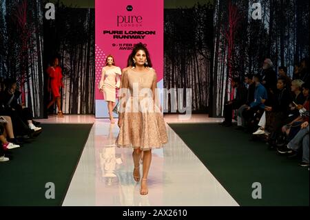 Pure London Runway, Pure London, Olympia, Kensington, London. GROSSBRITANNIEN Stockfoto