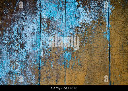 Alte Holzwand mit blauer Schälfarbe Stockfoto