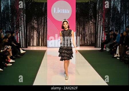 Liena, Pure London Runway, Pure London, Olympia, Kensington, London. GROSSBRITANNIEN Stockfoto