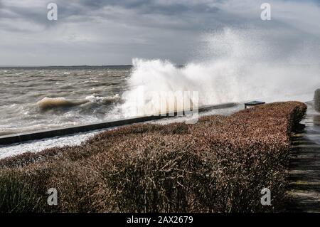 Southend, Essex, Großbritannien - 10. februar 2020: Sturm Ciara Bringt hohe Winde und raue Meere zu den Küstenlinien von Britains. Stockfoto