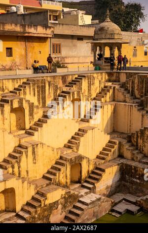 Indien, Rajasthan, Jaipur, Amber, Panna Meena Ka Kund, C, 16 Baori, Schritt gut, geometrische symmetrische Schritte hinunter zu Wasser Stockfoto