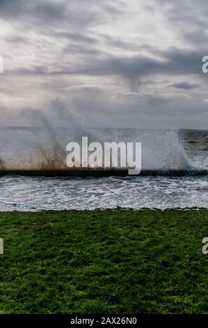Southend, Essex, Großbritannien - 10. februar 2020: Sturm Ciara Bringt hohe Winde und raue Meere zu den Küstenlinien von Britains. Stockfoto