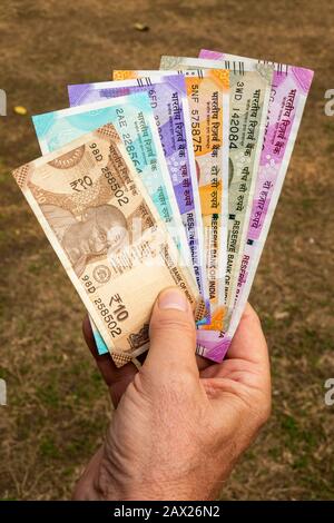 Indien, die alle 2020 indischen Währung Rupie-Banknoten hält Stockfoto