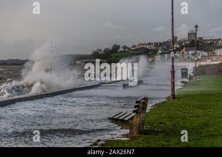 Southend, Essex, Großbritannien - 10. februar 2020: Sturm Ciara Bringt hohe Winde und raue Meere zu den Küstenlinien von Britains. Stockfoto