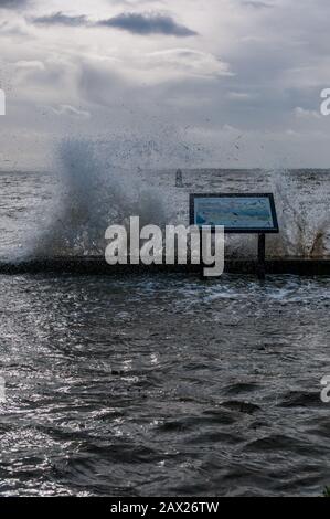 Southend, Essex, Großbritannien - 10. februar 2020: Sturm Ciara Bringt hohe Winde und raue Meere zu den Küstenlinien von Britains. Stockfoto