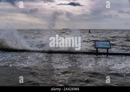 Southend, Essex, Großbritannien - 10. februar 2020: Sturm Ciara Bringt hohe Winde und raue Meere zu den Küstenlinien von Britains. Stockfoto