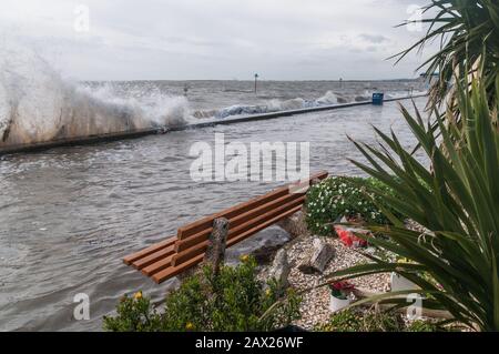 Southend, Essex, Großbritannien - 10. februar 2020: Sturm Ciara Bringt hohe Winde und raue Meere zu den Küstenlinien von Britains. Stockfoto