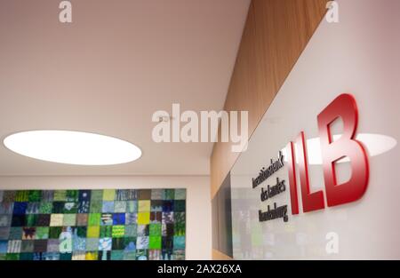 Potsdam, Deutschland. Februar 2020. Der Schriftzug "Investionsbank des Landes Brandenburg ILB" an einer Wand. Credit: Soeren Stache / dpa-Zentralbild / dpa / Alamy Live News Stockfoto