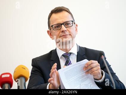 Potsdam, Deutschland. Februar 2020. Jörg Müller, neuer Leiter des Verfassungsschutzamtes in Brandenburg, spricht während einer Pressekonferenz im Innenministerium. Kredit: Soeren Stache / dpa-Zentralbild / ZB / dpa / Alamy Live News Stockfoto
